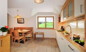 Dining - Apartment 'Mitterhof' with Mountain View, Shared Terrace and Wi-Fi (Villanders)