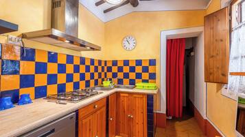 Frigorifero, forno, piano cottura, lavastoviglie