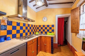 冷蔵庫、オーブン、コンロ、食器洗い機