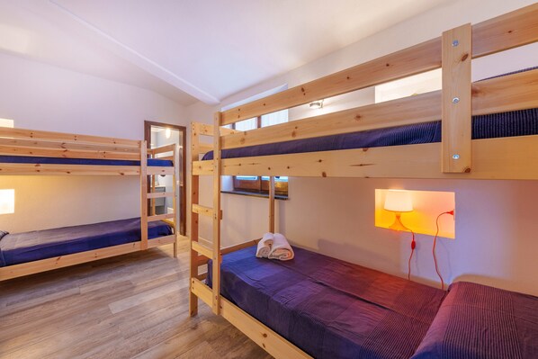 4 Schlafzimmer, Bügeleisen/Bügelbrett, kostenloses WLAN, Bettwäsche