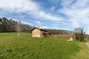 Exterior - Country House 'Alba' with Mountain View, Private Garden and Balcony (Bárcena de Cicero)