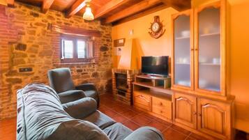 Una televisión, una chimenea