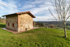 Property grounds - Country House 'Alba' with Mountain View, Private Garden and Balcony (Bárcena de Cicero)