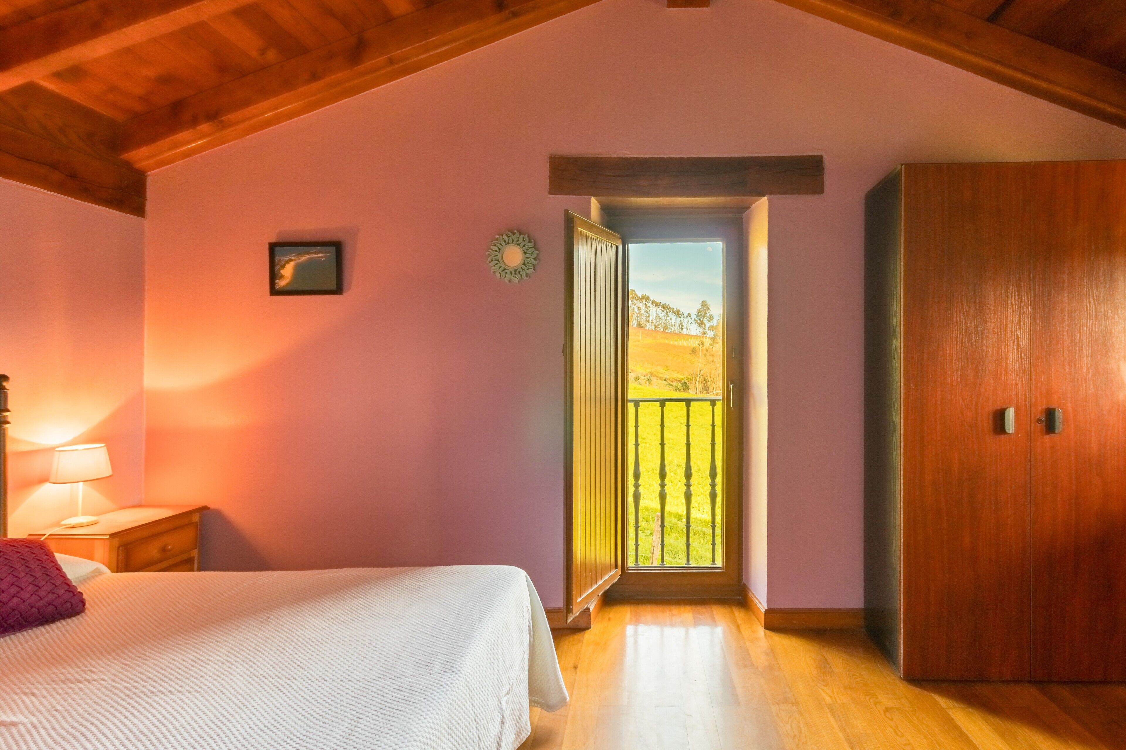 2 soverom, strykejern/-brett og sengetøy