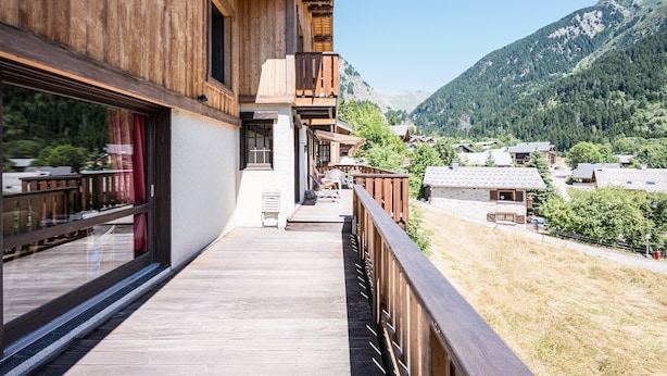 A wooden building with a balcony overlooking a mountainous landscape. - Chalet 'Le Tougne' with Mountain View, Private Terrace and Balcony (Champagny-en-Vanoise)