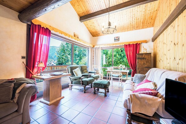 Televisión y chimenea 