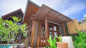 A modern villa with a pool, wooden deck, and lush greenery. - Moin Villa Lembongan (Bali)