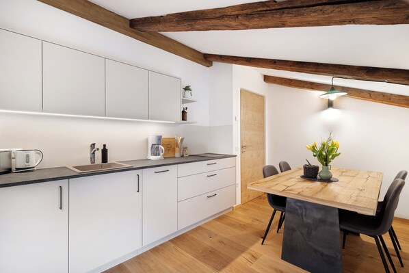 Fridge, stovetop, dishwasher, coffee/tea maker