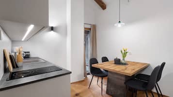 Kjøleskap, kokeplater, oppvaskmaskin og kaffetrakter/tekoker