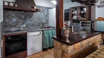 Een koelkast, een magnetron, een oven, een kookplaat