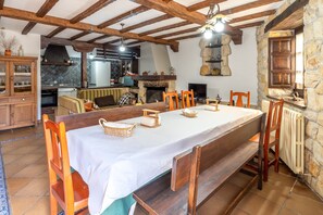 Dining - Holiday Home 'Rodiles De Matisón' with Mountain View, Private Pool and Wi-Fi (Villamayor)