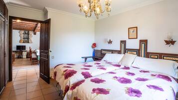 7 bedrooms, iron/ironing board, free WiFi, bed sheets