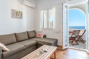 TV - Holiday Home 'Ammos Tinos' with Sea View, Shared Terrace and Wi-Fi (????S)