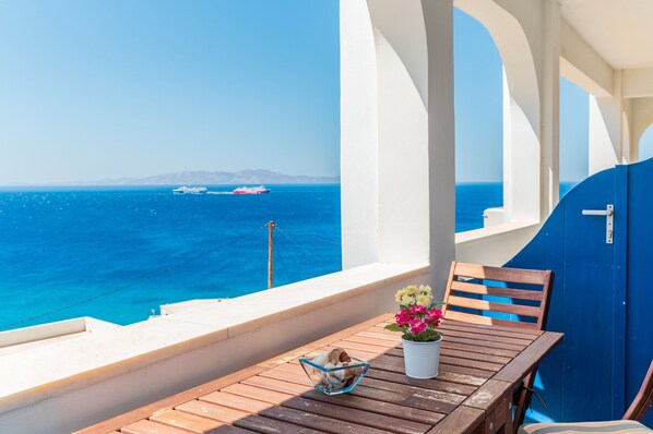 Outdoor dining - Holiday Home 'Ammos Tinos' with Sea View, Shared Terrace and Wi-Fi (????S)