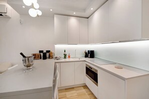 Kühlschrank, Mikrowelle, Herdplatte, Geschirrspüler