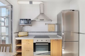 Een koelkast, een magnetron, een oven, een kookplaat