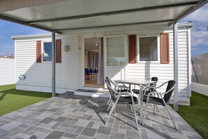 Outdoor dining - Holiday Home 'El Olivo 2' with Shared Pool, Wi-Fi and Air Conditioning (Chiclana de la Frontera)