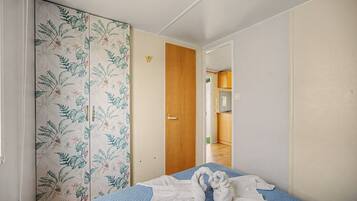 2 bedrooms, iron/ironing board, WiFi (free), bed sheets