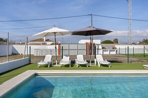 Pool - Holiday Home 'El Olivo 2' with Shared Pool, Wi-Fi and Air Conditioning (Chiclana de la Frontera)