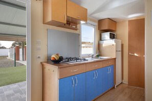 Fridge, microwave, oven, stovetop - Holiday Home 'El Olivo 2' with Shared Pool, Wi-Fi and Air Conditioning (Chiclana de la Frontera)