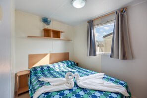 2 bedrooms, iron/ironing board, free WiFi, bed sheets - Holiday Home 'El Olivo 2' with Shared Pool, Wi-Fi and Air Conditioning (Chiclana de la Frontera)