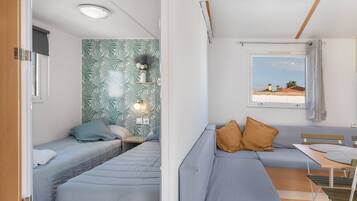 2 bedrooms, iron/ironing board, free WiFi, bed sheets