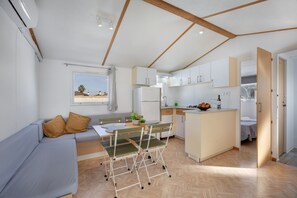 TV - Holiday Home 'El Olivo 1' with Shared Pool, Wi-Fi and Air Conditioning (Chiclana de la Frontera)