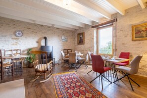 Dining - Holiday Home 'Le Penty - Proche Plages Et Centre' with Private Terrace, Shared Garden and Wi-Fi (Concarneau)