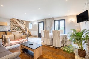 TV - Holiday Home 'Le Penty - Proche Plages Et Centre' with Private Terrace, Shared Garden and Wi-Fi (Concarneau)