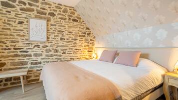 3 slaapkamers, een strijkplank/strijkijzer, gratis wifi, beddengoed