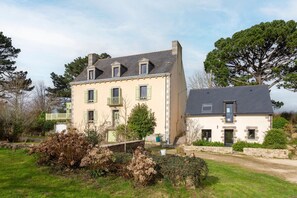 Exterior - Holiday Home 'Le Penty - Proche Plages Et Centre' with Private Terrace, Shared Garden and Wi-Fi (Concarneau)