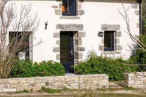 Exterior - Holiday Home 'Le Penty - Proche Plages Et Centre' with Private Terrace, Shared Garden and Wi-Fi (Concarneau)