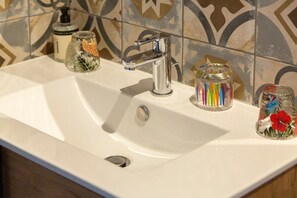 Shower, hair dryer, towels - Holiday Home 'Le Penty - Proche Plages Et Centre' with Private Terrace, Shared Garden and Wi-Fi (Concarneau)