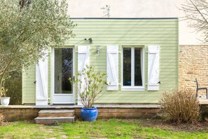 Exterior detail - Quiet studio with private terrace and garden, 3 km from beaches and 5 km from city center (Concarneau)