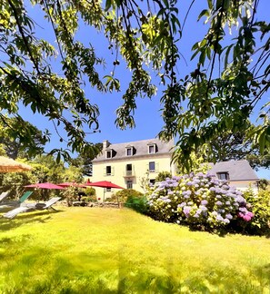 Property grounds - Bed and Breakfast 'Madame De Staël' with Shared Terrace, Shared Garden and Wi-Fi (Concarneau)