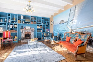 TV - Family Suite "Madame De Maintenon" with Shared Terrace, Garden, and Wi-Fi (Concarneau)