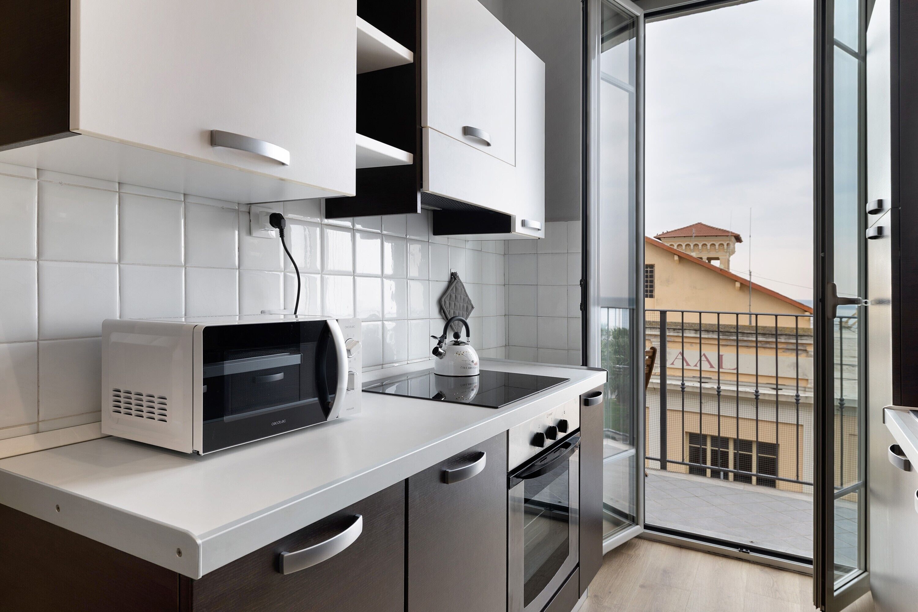 Kylskåp, mikrovågsugn, ugn och spishäll