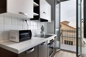 Kühlschrank, Mikrowelle, Ofen, Herdplatte