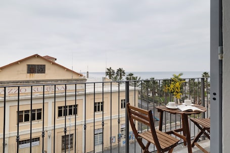 Outdoor dining. Apartment 'PUNTODIVISTA' with Sea View, Wi-Fi and Air Conditioning