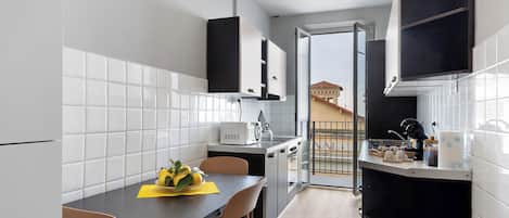 Frigorifero, microonde, forno, piano cottura