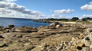 Una spiaggia nelle vicinanze