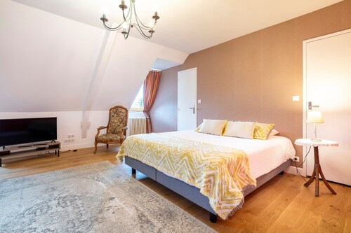 Suite „Appartement Ninon de Lenclos“ mit gemeinsamer Terrasse, Garten und WLAN