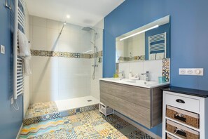 Shower, hair dryer, towels - Suite 'Ninon de Lenclos' with Shared Terrace, Garden and Wi-Fi (Concarneau)
