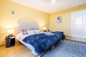 1 habitación, tabla de planchar con plancha, wifi gratis y ropa de cama 