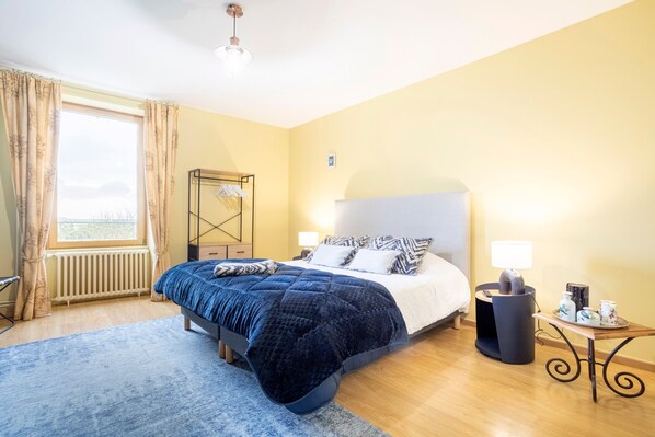 1 habitación, tabla de planchar con plancha, wifi gratis y ropa de cama 