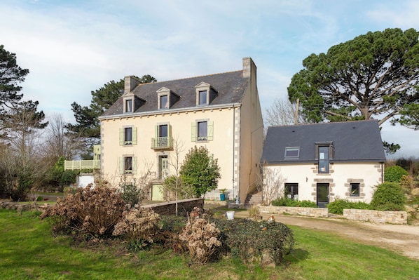Exterior - Superior Double Room 'Madame De La Fayette' with Shared Terrace, Garden and Wi-Fi (Concarneau)