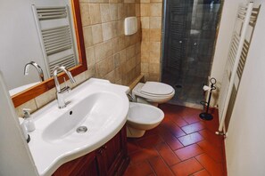Een douche, een haardroger, handdoeken