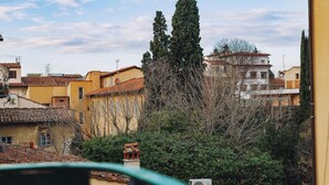 A residential area with traditional architecture, including terracotta-tiled roofs and a mix of building styles. - Apartment 'Borgo Pinti 49' with Private Terrace, Wi-Fi and Air Conditioning (Florence)