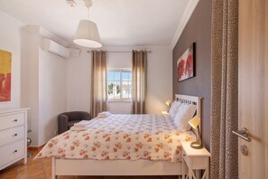 5 bedrooms, free WiFi, bed sheets