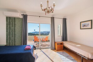 5 bedrooms, free WiFi, bed sheets